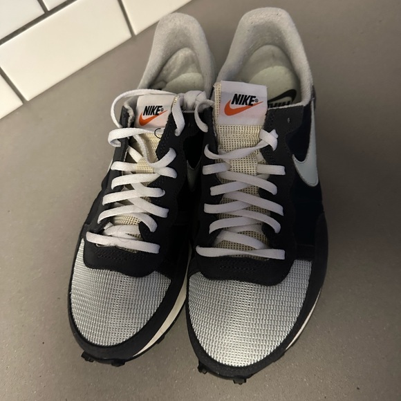 Nike - Picture 2 of 4